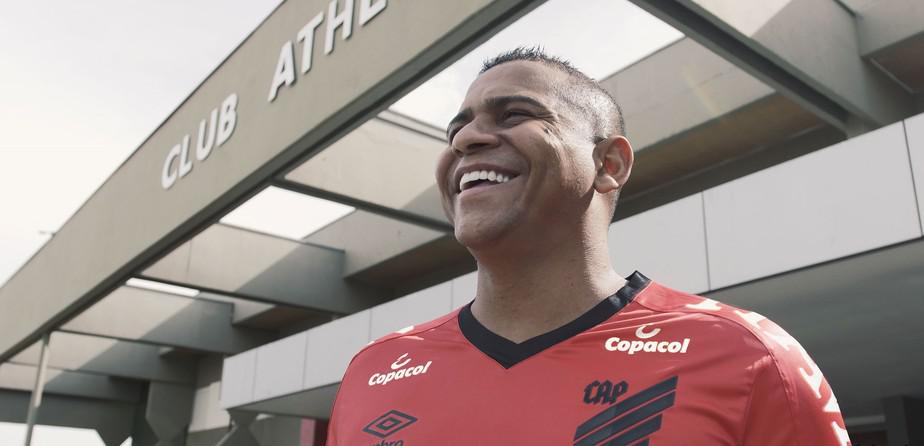 Athletico oficializa a contratção do atacante Walter: 