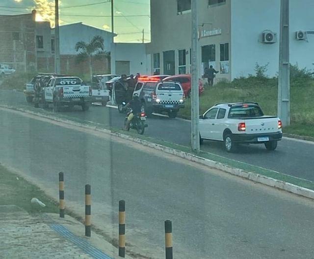 Pessoas são presas por fazerem aglomeração na tarde deste Sábado(04) em Apodi