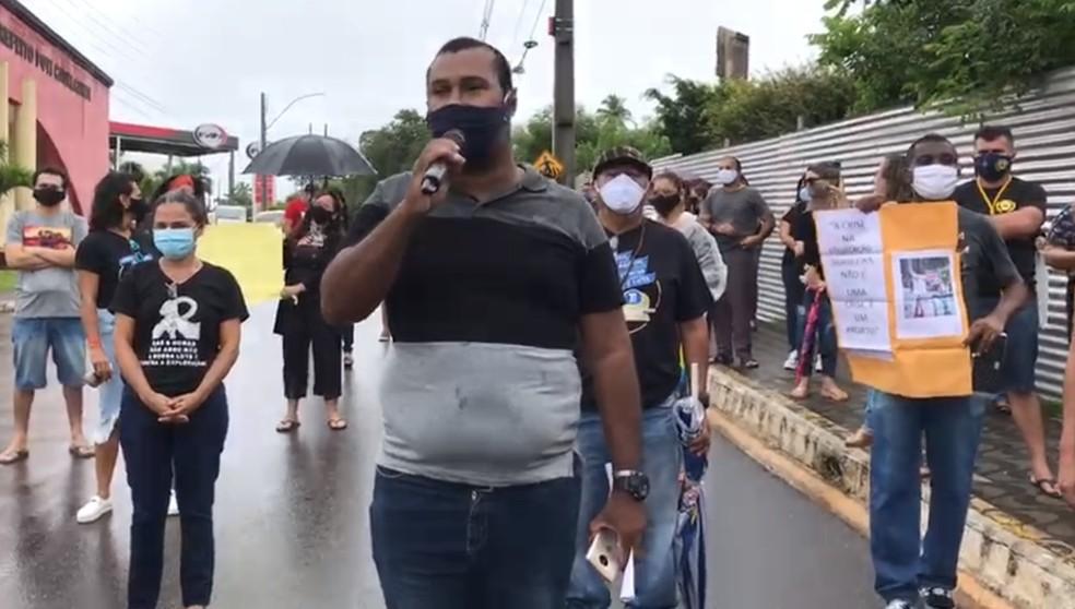 Professores protestam em São Gonçalo do Amarante após prefeitura rescindir contratos para o ano letivo de 2020