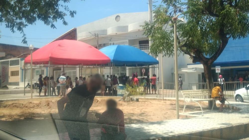 Aglomeração acontece em frente a Caixa Econômica de Apodi