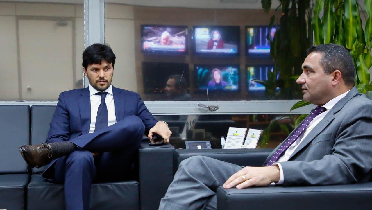 Em reunião com ministro, prefeito de Tibau pede apoio para sanear 100% a Cidade