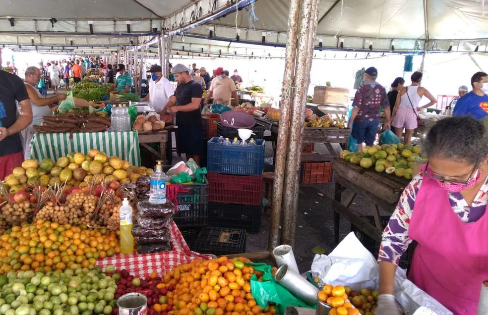 Prefeitura faz cadastramento e comerciantes terão que usar crachá em feiras livres de Natal