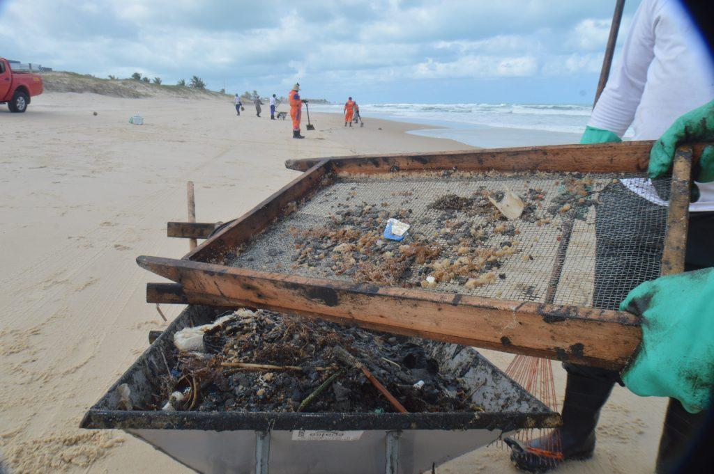 Um ano depois, mistério do óleo nas praias pode estar chegando ao fim