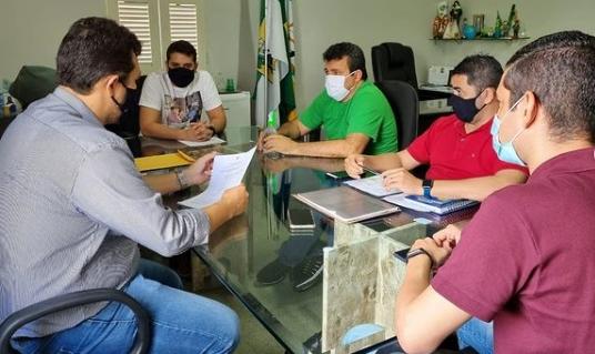 Confira a reunião administrativa acerca da organização da feira livre e açougue publico de Apodi, nesta Terça (30)