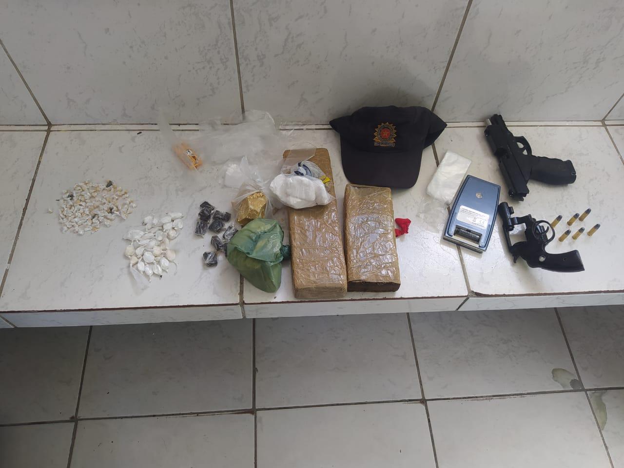 PM de Apodi prende homem foragido da justiça e apreende drogas e arma de fogo