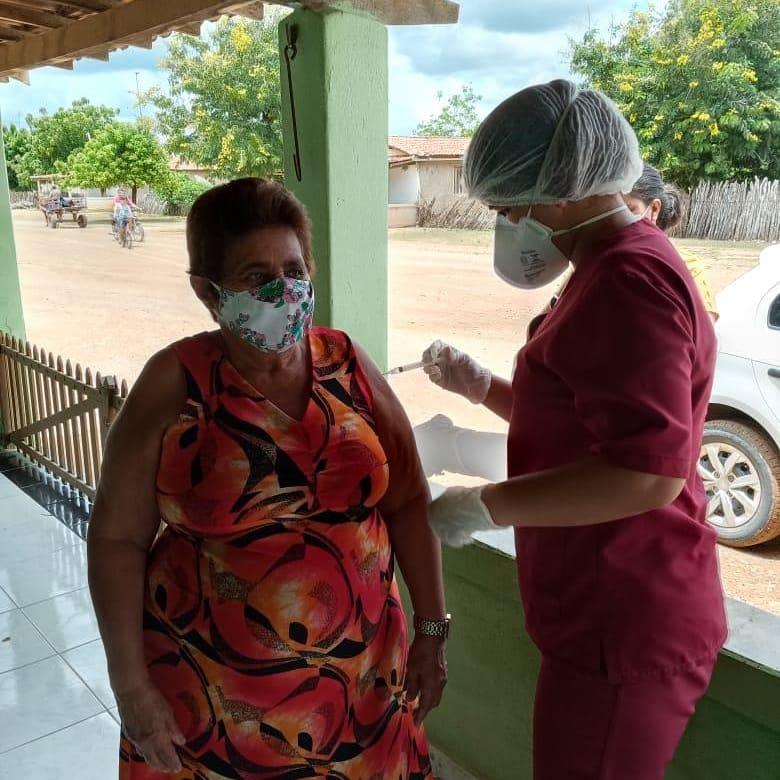 Secretária de Saúde de Apodi inicia vacinação de idosos entre 70 e 74 anos nessa semana
