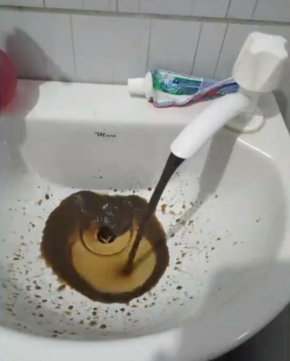 Água marrom nas torneiras preocupa moradores de Espírito Santo, RN: 'Parece lama'