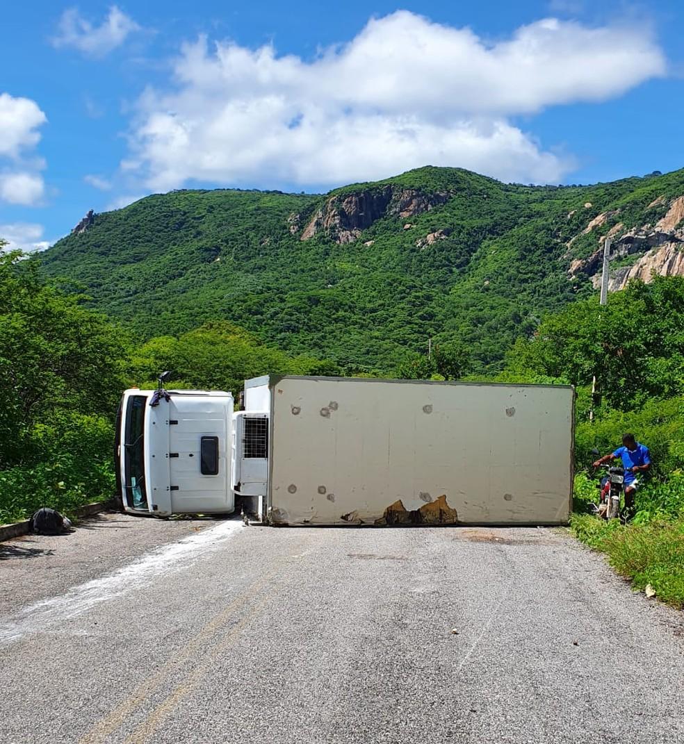 Caminhão frigorífico tomba e interdita a RN-117, na Serra de Martins