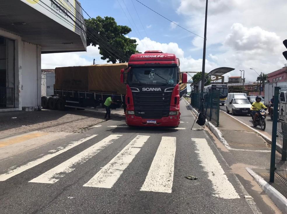 Carreta quebra e interdita parte da Avenida Bernardo Vieira em Natal