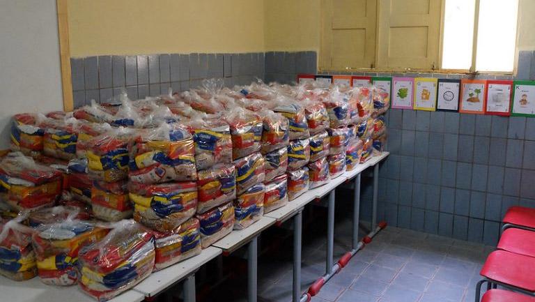 Educação de Mossoró inicia distribuição de kits da merenda escolar