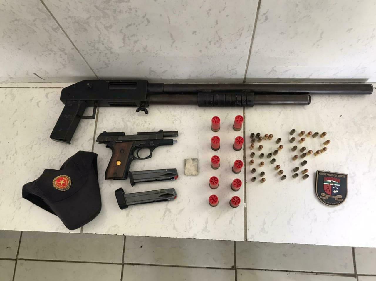 Homem é autuado pela polícia portando duas armas de fogo, munições e porção de droga em Apodi nesta Segunda(12)