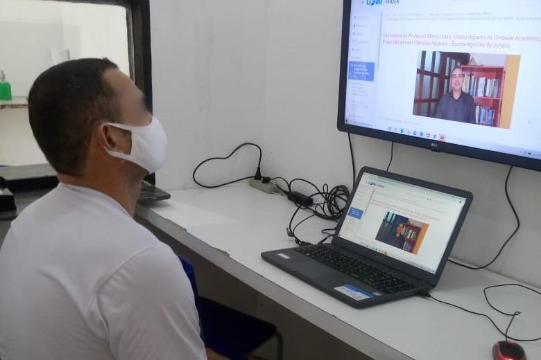 Internos da Cadeia Pública de Caraúbas iniciam cursos a distância pela Universidade Federal do RN