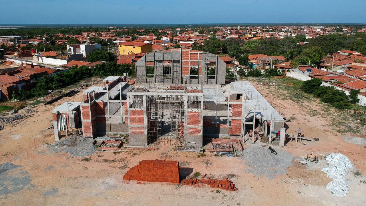 Obras do ginásio poliesportivo de Tibau já estão 50% concluída