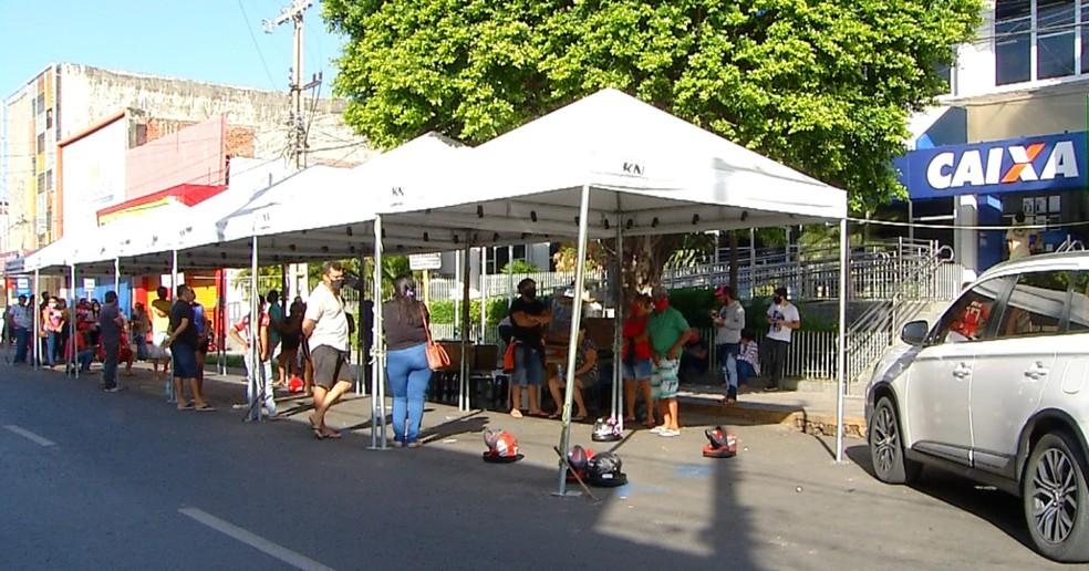 Pessoas passam noite na fila de agência do RN mesmo sem autorização para saque do benefício