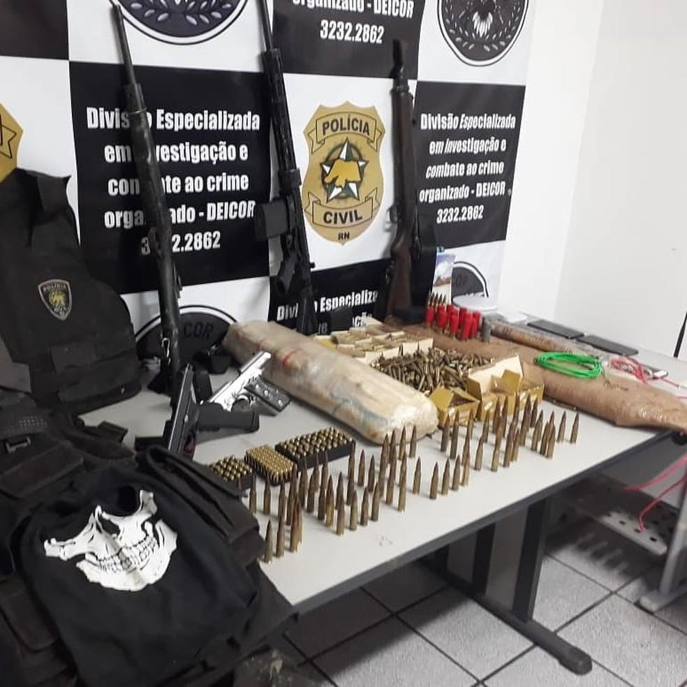 Polícia Civil prende dois suspeitos de roubos a bancos no RN e acha arsenal com fuzis e mais de 20 kg de explosivos