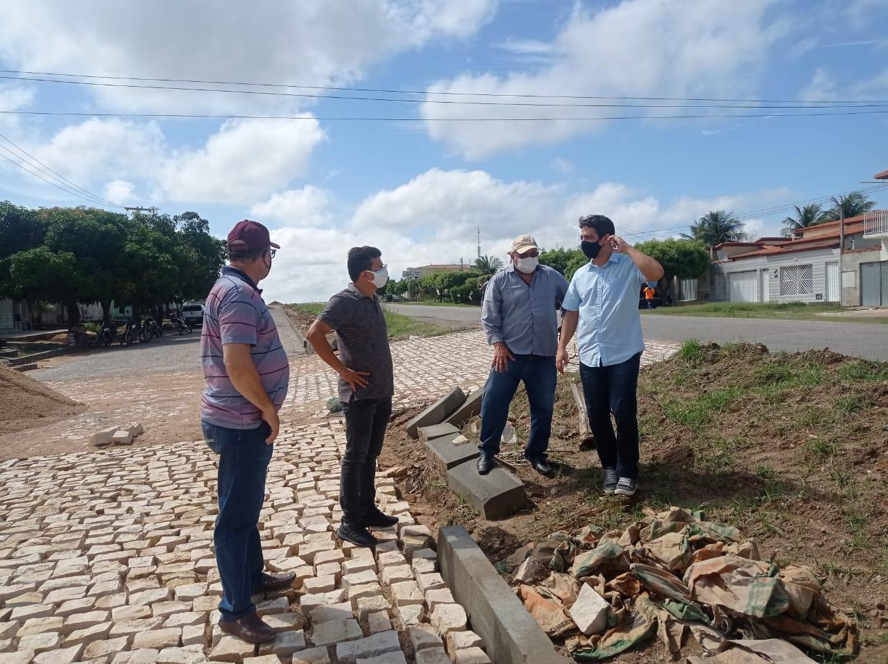 Prefeito Juninho Alves e vice-prefeito Paulo Brasil visitam pavimentação em ruas dos conjuntos de Caraúbas