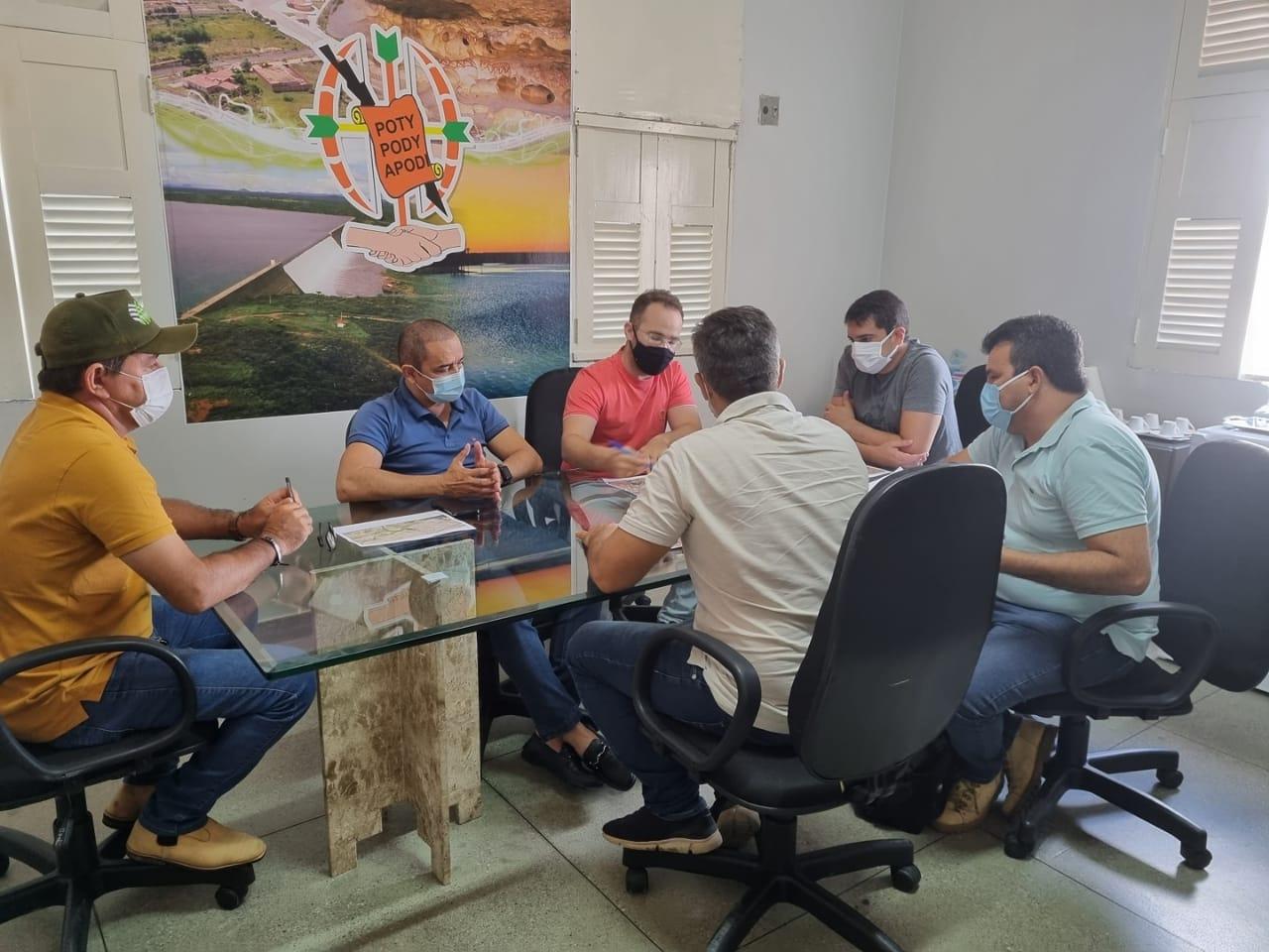 Prefeitura Municipal de Apodi realiza estudos sobre projeto de escoamento de águas pluviais na Baixa do Caic