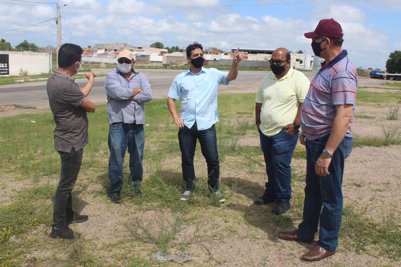 Projeto de iluminação do Tetezão está em fase de conclusão e prefeito Juninho Alves visita estádio em Caraúbas