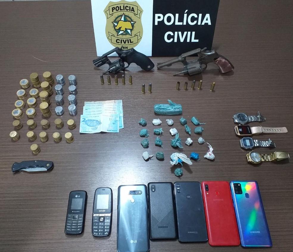 Um suspeito morre e seis são presos em operação da polícia contra facção criminosa na Grande Natal