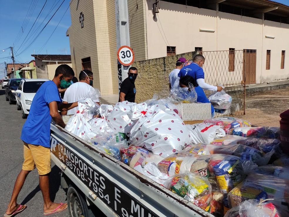 Ação social no dia das mães distribui alimentos, roupas e material de higiene a famílias carentes em Natal