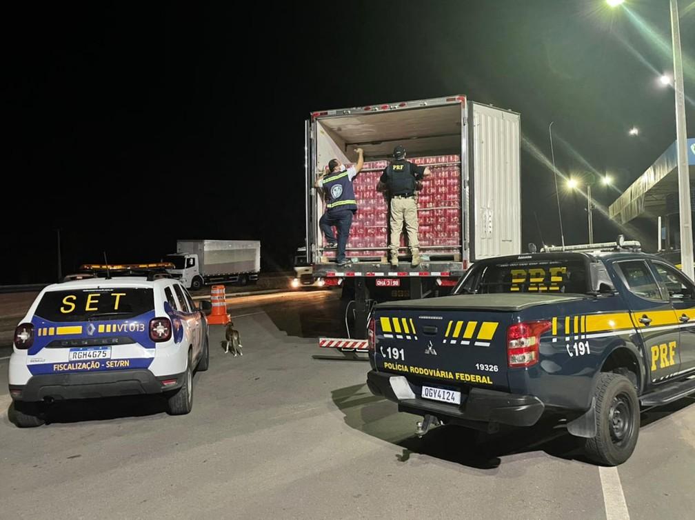 Carga com mais de 96 mil latas de cerveja é apreendida por sonegação fiscal na Grande Natal