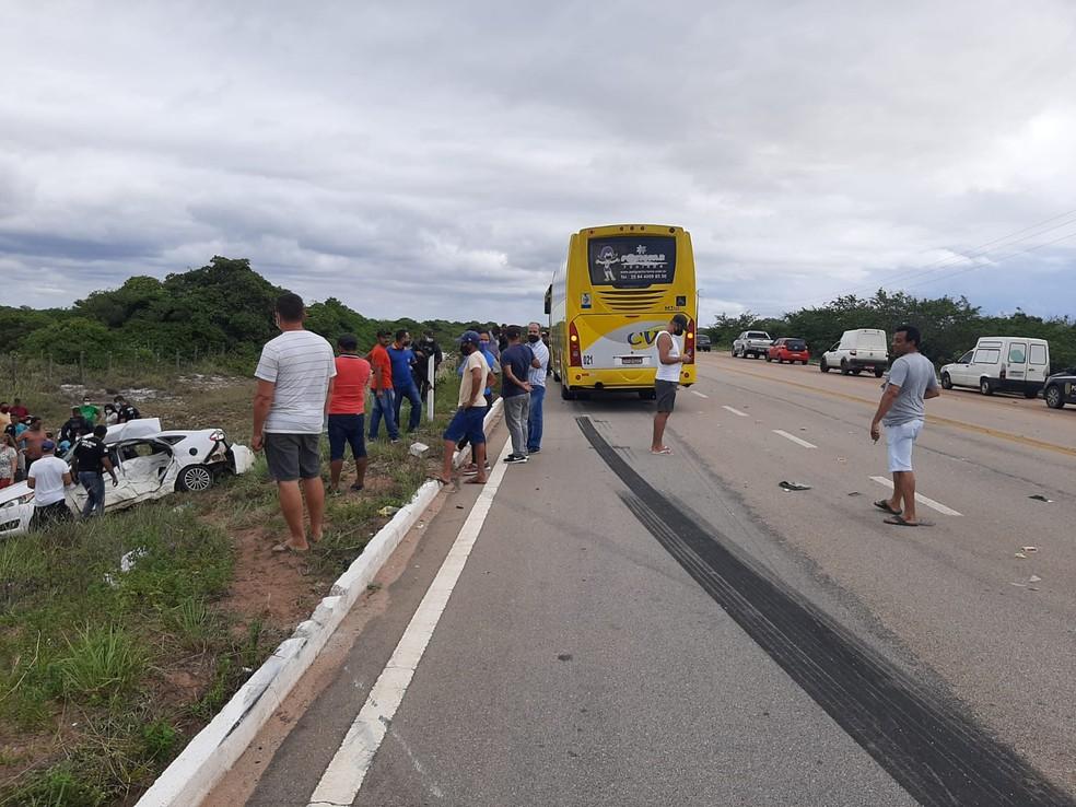 Casal morre e duas crianças ficam feridas após batida entre carro e ônibus de turismo no RN