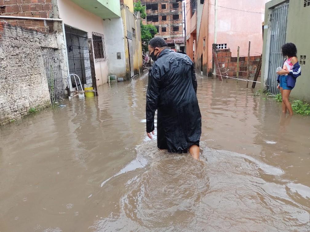 Chuva forte invade casas, abre cratera e causa alagamentos em vários pontos de Natal