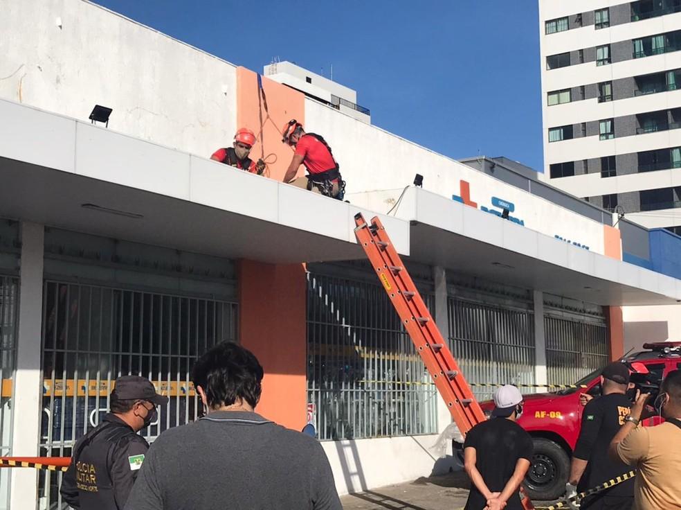Homem morre eletrocutado em cima de marquise de farmácia em Natal