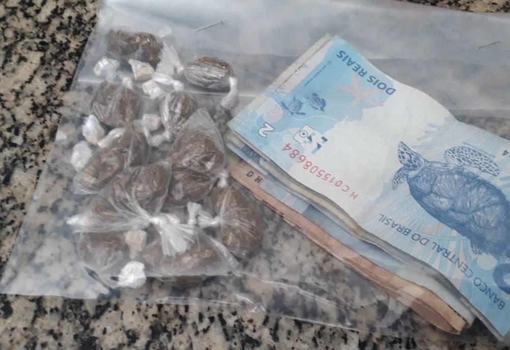 Menor é apreendido pela Polícia Militar com drogas e dinheiro fracionado na Favel do fio em Mossoró