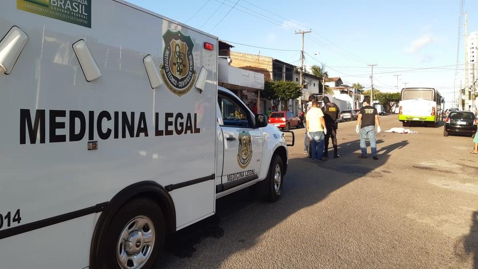 Motociclista morre após bater em carro e ser atropelado por ônibus em Natal