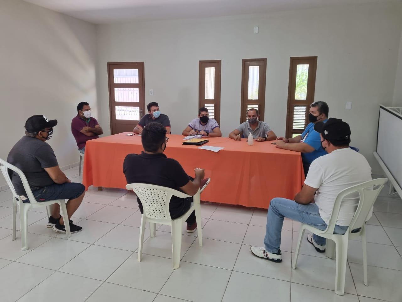 O Prefeito Alan Silveira e o vice Neílton se reuniram com diversos secretários nesta Terça(18)