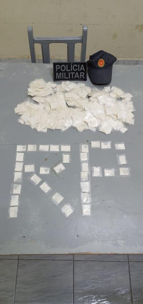 PM de Apodi prende dois elementos por tráfico de drogas portando 686 papelotes de cocaína