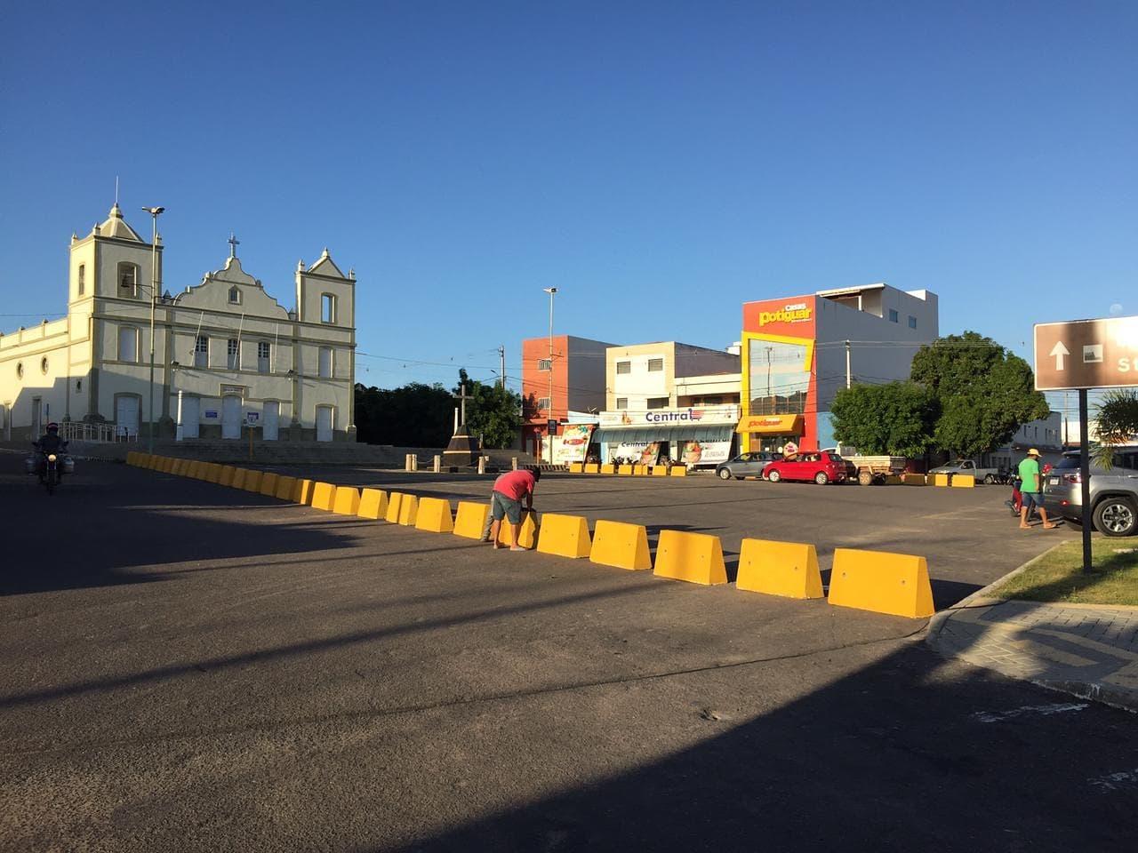 Prefeitura de Apodi coloca os blocos de concreto entre a Igreja Matriz e a Praça Dom José Freire nesta Segunda(24)