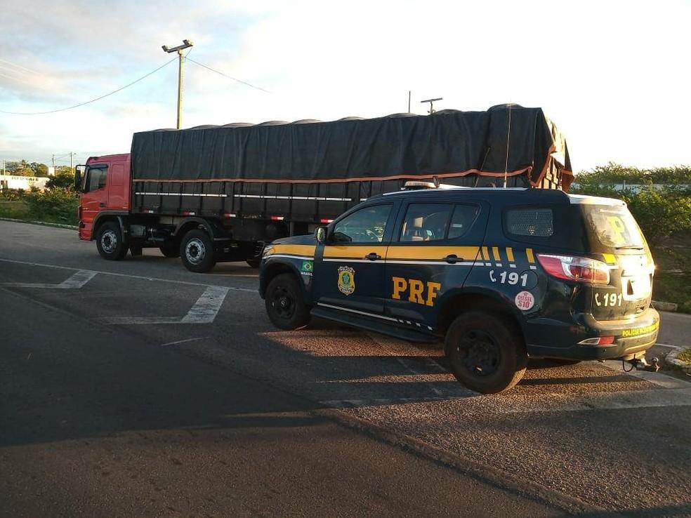 PRF apreende caminhão com 150 mil maços de cigarros contrabandeados no Agreste potiguar