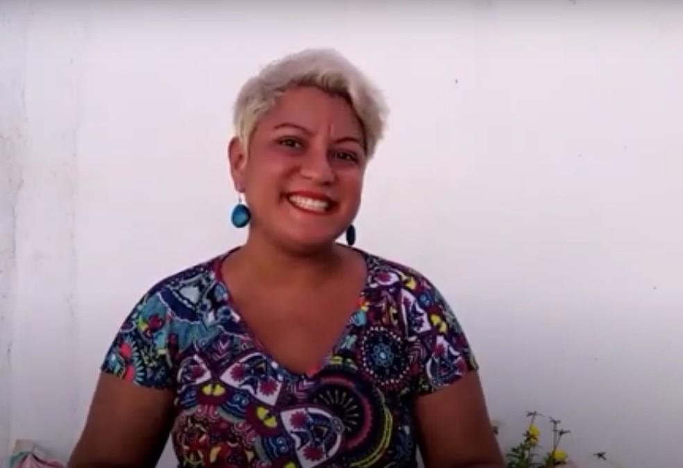 Professora potiguar oferece aulões de redação na internet para financiar o próprio tratamento contra o câncer