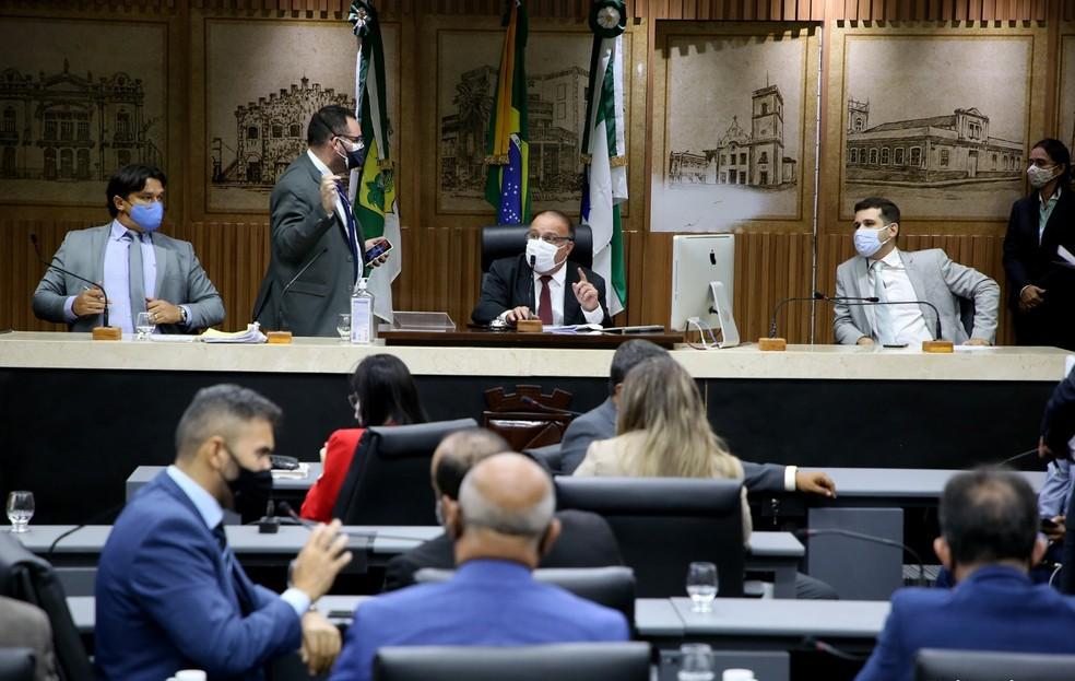 Projeto de lei aprovado prevê multa de até 10 salários mínimos para quem promover e participar de aglomerações em Natal