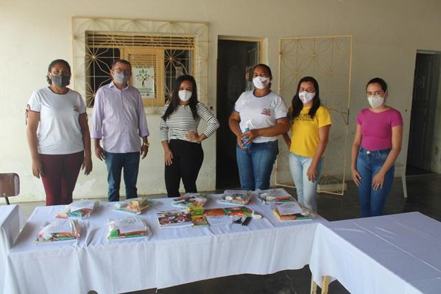 Secretaria de Educação de Caraúbas realiza entrega dos kits escolares para o ano letivo 2021