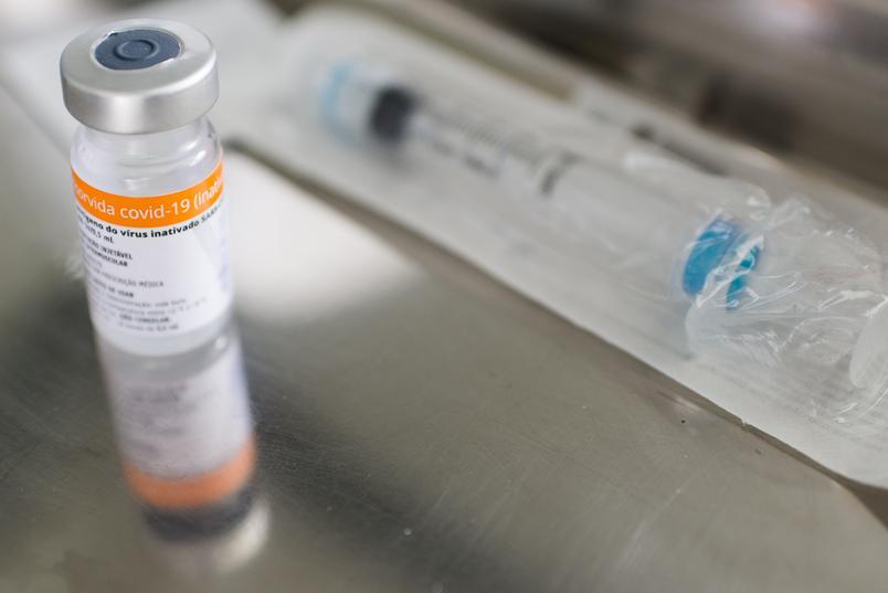 Vereadora pede explicações sobre “falta de dose” no frasco de Coronavac em Natal