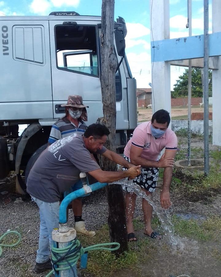 A Prefeitura de Apodi realizou mais uma ação do Programa Água para Todos nesta Quinta(17)