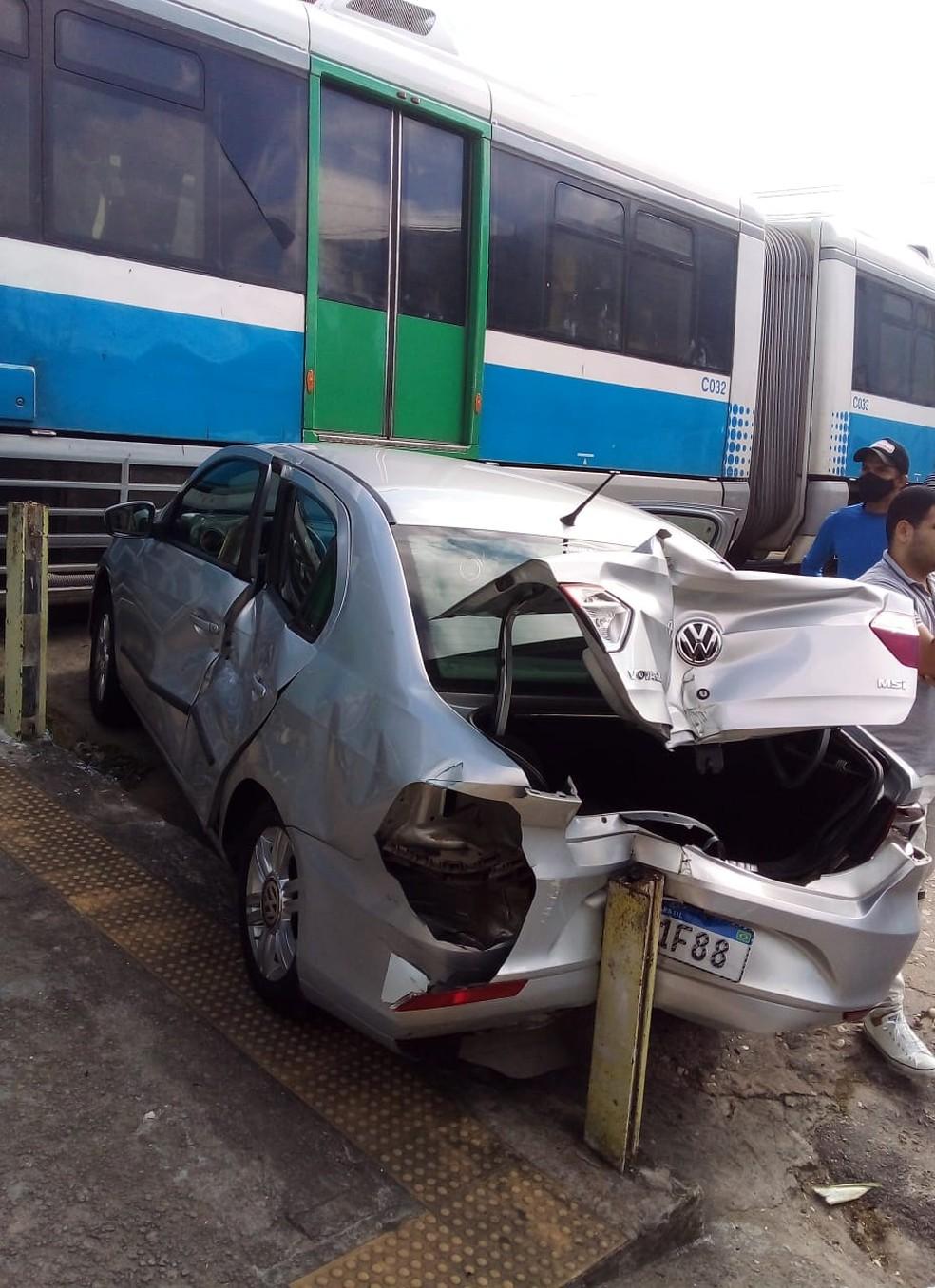 Carro é atingido por trem em linha férrea de Natal