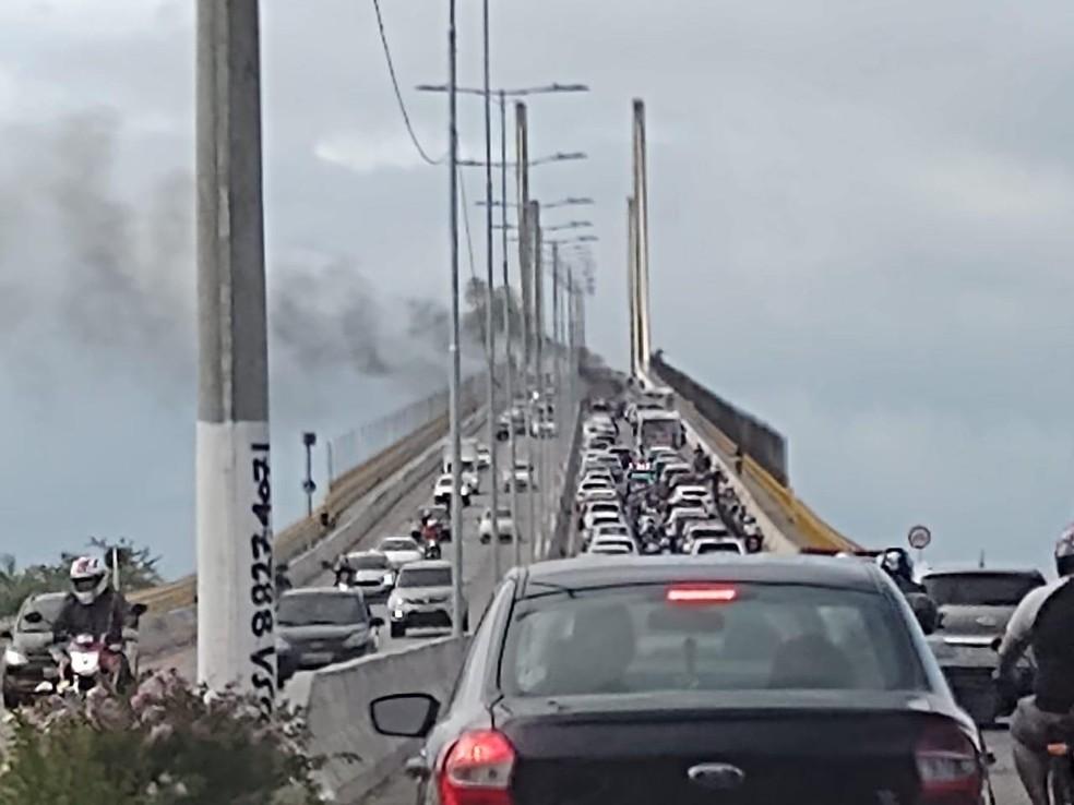 Carro pega fogo em cima de ponte em Natal
