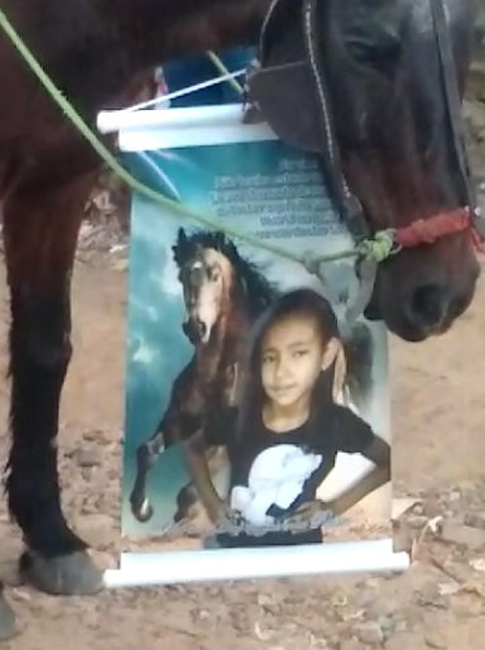 Com autorização da Justiça, menina de 11 anos morta em ritual é sepultada no interior do RN