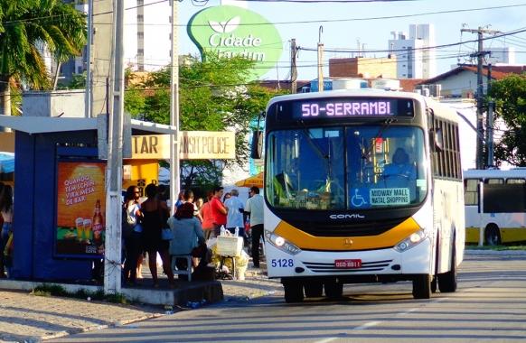 Criminoso ameaça atacar idosa com facão durante assalto a ônibus em Natal