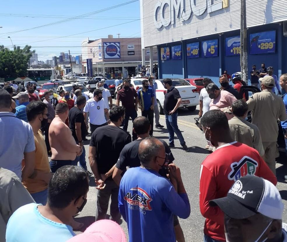 Homem atira em mulher e é baleado em seguida após discussão no meio da rua em Natal