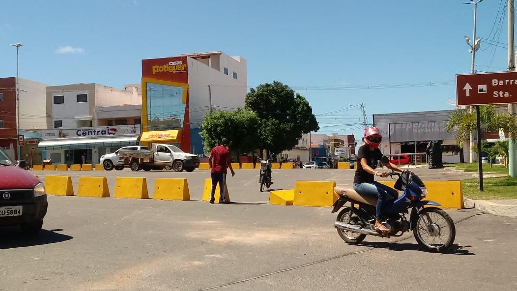 Homem é flagrado derrubando barreira de proteção no trânsito de Apodi