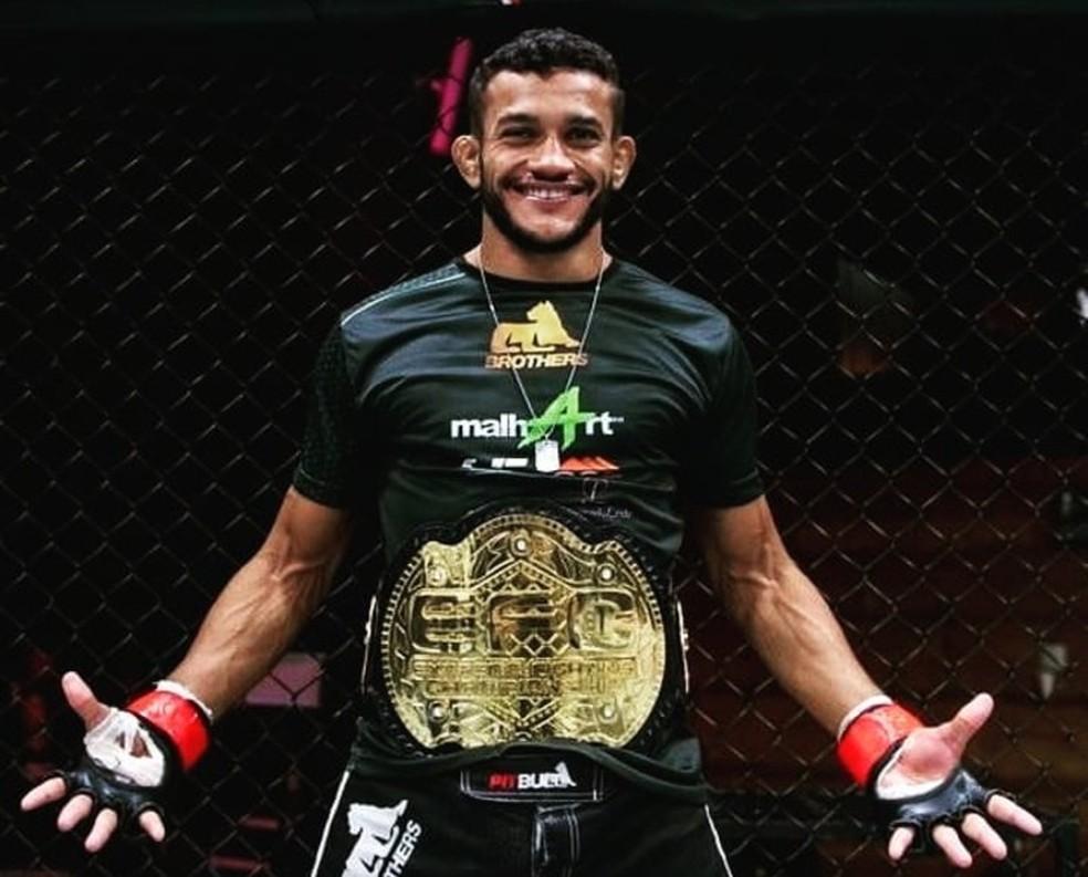Motorista de aplicativo, lutador do RN conquista cinturão do maior evento de MMA da África