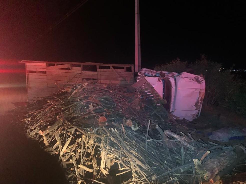 Motorista morre e três pessoas ficam feridas após caminhão carregado de lenha tombar em estrada do RN