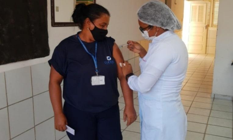 Natal inicia Quarta(23) com 2,1 mil doses de vacinas contra Covid-19 e segue com público-alvo de 47 anos