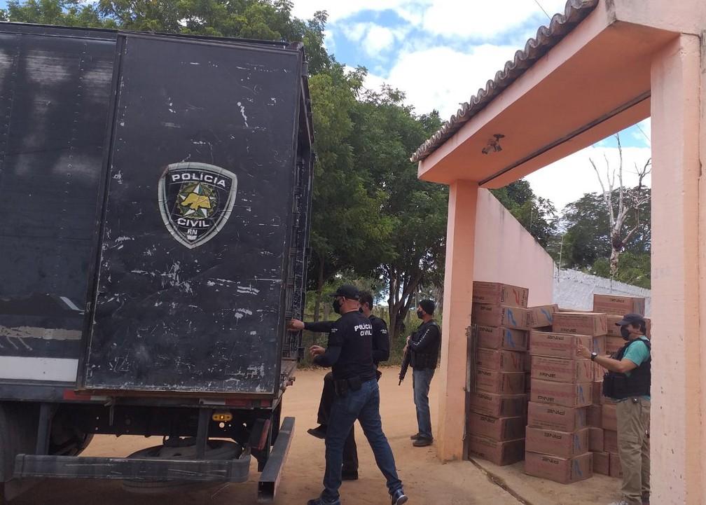Operação apreende 4,8 mil maços de cigarros contrabandeados em chácara de ex-PM na Grande Natal