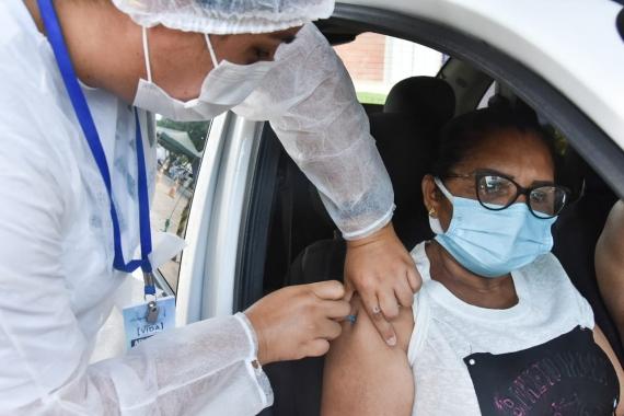 Pessoas de 57 a 59 anos podem ser vacinadas hoje em Natal